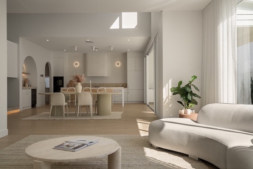 HAVEN. On The Market. ⠀⠀⠀⠀⠀⠀⠀⠀⠀ The irresistible charm of HAVEN’s living space. The curved staircase, a sculptural masterpiece, sets the tone for a harmonious living experience. ⠀⠀⠀⠀⠀⠀⠀⠀⠀ Explore the details, feel the abundant natural light, and witness the seamless connection to the outdoor terrace and poolside…