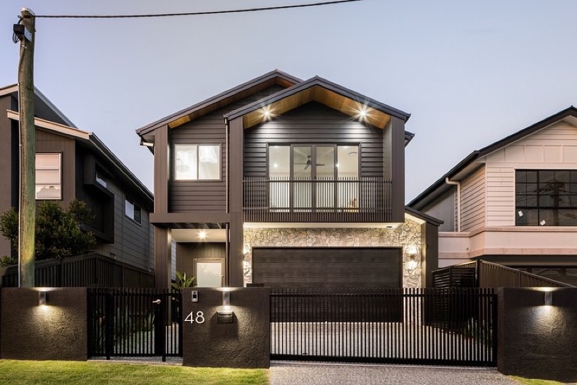 KEMPSIE. ⠀⠀⠀⠀⠀⠀⠀⠀⠀ This is the first look at this stunning modern barnhouse inspired home in Mount Gravatt. With its striking exterior in black, adorned with accents of stone and timber, this home stands as a testament to our contemporary luxury and architectural innovation. ⠀⠀⠀⠀⠀⠀⠀⠀⠀ A black exterior isn’t just…