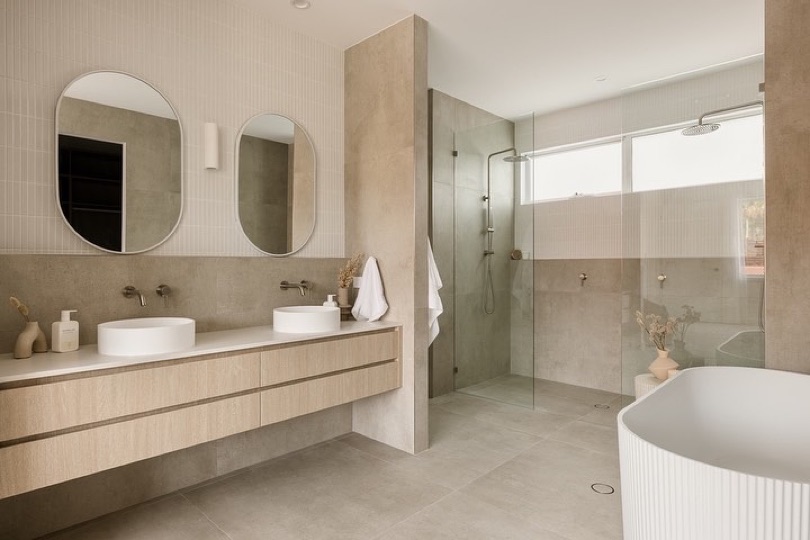 KIRRA. Sold. ⠀⠀⠀⠀⠀⠀⠀⠀⠀ Step into the master suite of KIRRA… luxury family living reimagined by SABDIA. Photographed by @nira.creative Sold by @luxurypropertiesbrisbane DESIGN • DEVELOP • CONSTRUCT
