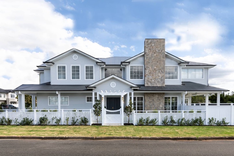 WHITE is 'On the Market' The most luxurious 'Hamptons' inspired build to enter the Graceville market 5🛌 3🛀 3🚘 Fireplace🔥 Cellar🍷 Swimming Pool 🏊♂️ Contact @capecodresidential for enquiries