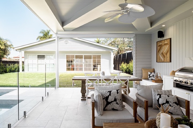 Brisbane Avenue - one of our favourite Hampton homes. A seamless indoor to outdoor space with a sense of balance that's simply unmatched. ⠀⠀⠀⠀⠀⠀⠀⠀⠀ Designed to effortlessly integrate with their natural surroundings, our homes offer an oasis of comfort and style. ⠀⠀⠀⠀⠀⠀⠀⠀⠀ DESIGN | DEVELOP |…