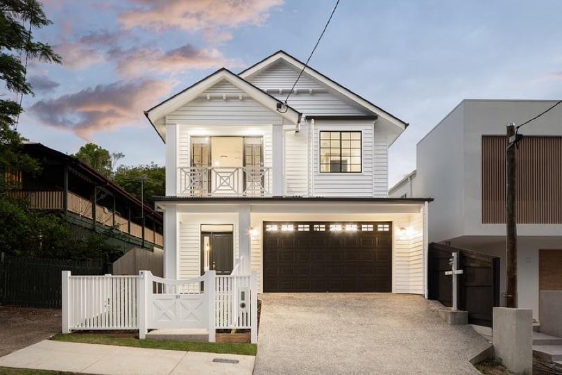 Living in Queensland, you better believe we take our outdoor spaces seriously! ⠀⠀⠀⠀⠀⠀⠀⠀⠀ When it comes to creating the perfect backyard oasis, outstanding design and functionality are an absolute must. CASA PALMERA is a perfect showcase of a home that embodies the ultimate Queensland lifestyle. Swipe for more 👉🏼…