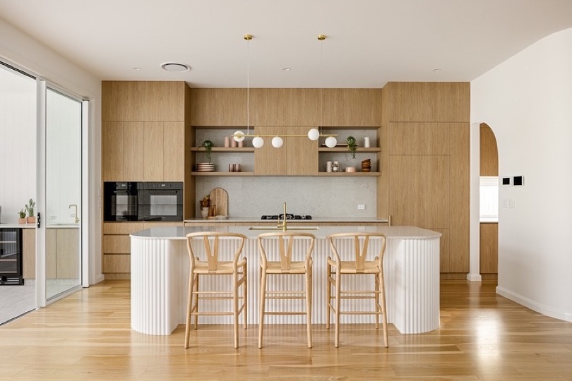 CASA PALMERA. ⠀⠀⠀⠀⠀⠀⠀⠀⠀ A symphony of natural tones, this kitchen space radiates a light and airy ambiance, perfectly complemented by views of the lush backyard. Welcome to a kitchen where luxury and functionality effortlessly meet. Photography by @nira.creative DESIGN · DEVELOP · CONSTRUCT