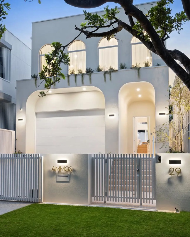 Welcome to AMMOS, representing a flawless fusion of luxury, elegance, and masterful craftsmanship. Built by SABDIA Constructions, this breathtaking residence exudes meticulous attention to detail, with every element thoughtfully selected and crafted to the highest standards. 📍AMMOS, Taringa AGENT: Nhan Tran,…