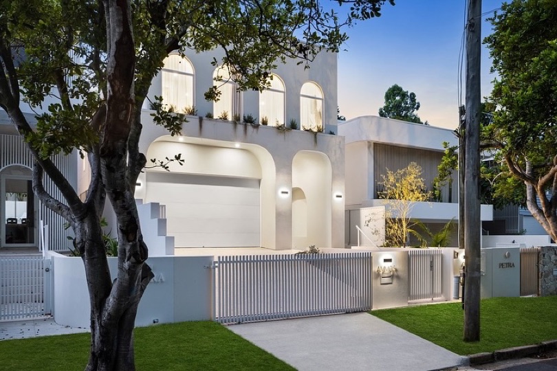 AMMOS. On The Market. ⠀⠀⠀⠀⠀⠀⠀⠀⠀ AMMOS is set to go to auction this Saturday. Enjoy unparalleled privacy in every corner of this exquisite home, where a striking double-height void and two-story windows bathe the interior in natural light, creating an open and airy atmosphere. ⠀⠀⠀⠀⠀⠀⠀⠀⠀ Featuring five spacious…