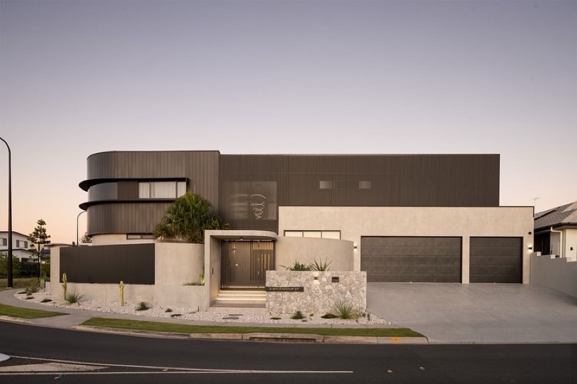NERO. ⠀⠀⠀⠀⠀⠀⠀⠀⠀ This is NERO, a property that captivates with its striking street presence and bold design. The moody colour palette weaves a sense of intrigue and sophistication throughout, setting the tone for luxurious living. Photography by @mkemp.co DESIGN · DEVELOP · CONSTRUCT