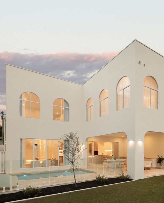 ALHAMBRA Soft curves. Sculpted arches. A modern take on Mediterranean living. Set in Tarragindi, ALHAMBRA balances warmth and restraint—delivering a refined palette, sweeping forms, and sunlit stillness throughout. DESIGN · DEVELOP · CONSTRUCT