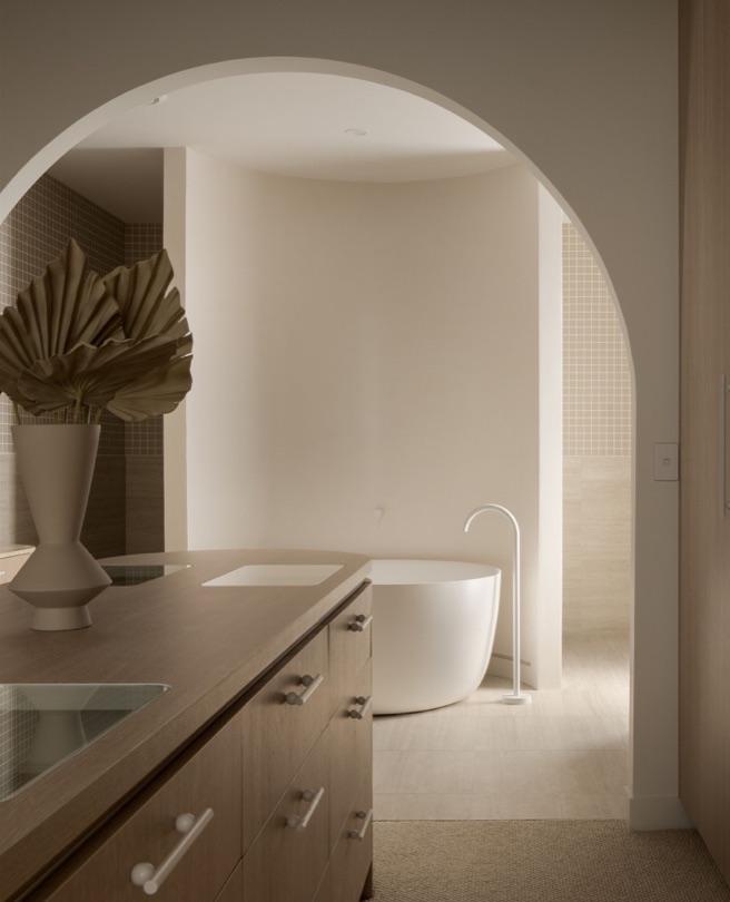 AURA Perched in the heart of Taringa, AURA is a statement of considered architecture and quiet luxury. Elevated on its site, the home embraces natural light, layered textures, and a warm, refined palette — creating a sense of calm from the moment you arrive. Crafted with intention, designed to endure. DESIGN ·…